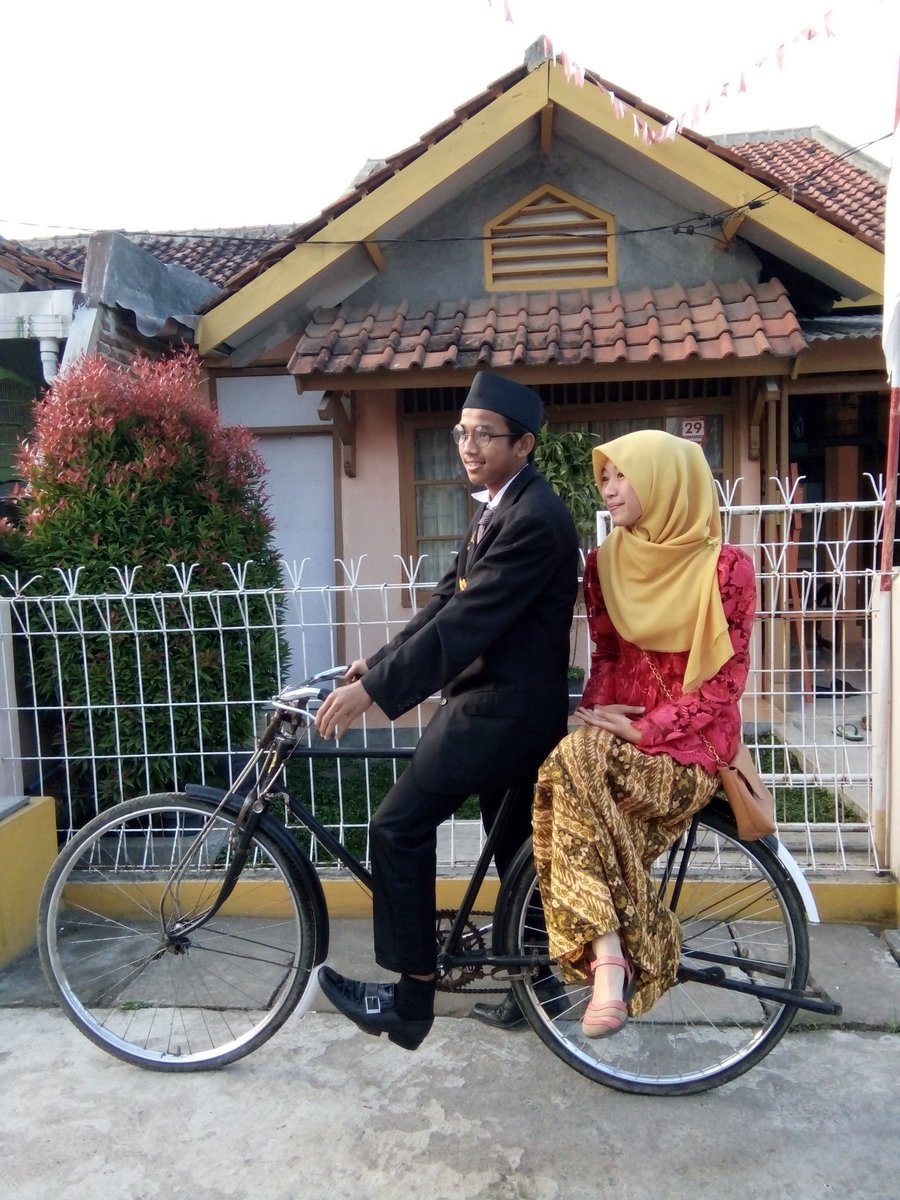AMFajar_370's tweet photo. Habibie & Ainun π#Karnaval17an #WithSister #RW11 #Tarka11 #RI71 #HUTRI71 #71MerahPutih #SemangatMerahPutih https://t.co/V7OAOHtD3Z
