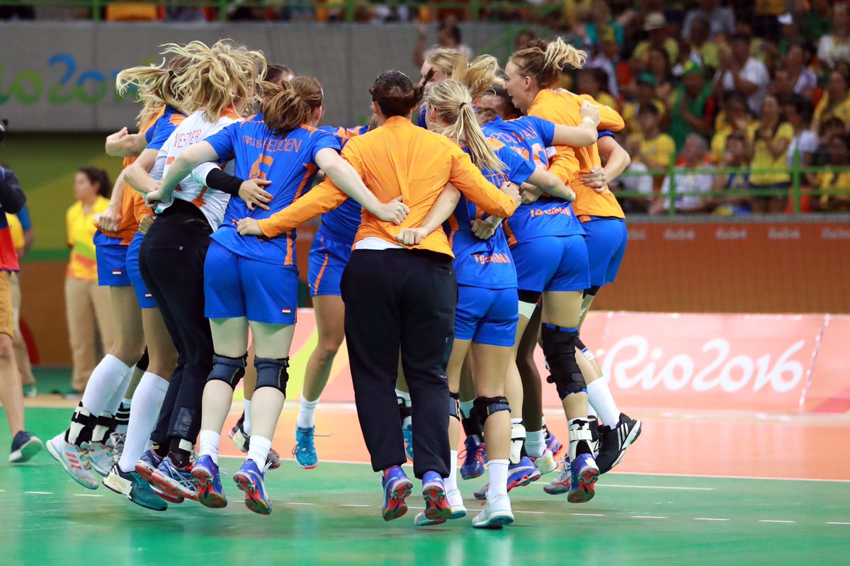 Handbaldames's tweet photo. Morgen om 20.30u spelen wij tegen Frankrijk! Let's fight! #oneteamonedream #TeamNL #mooistesportvandewereld https://t.co/XEDPOIga63