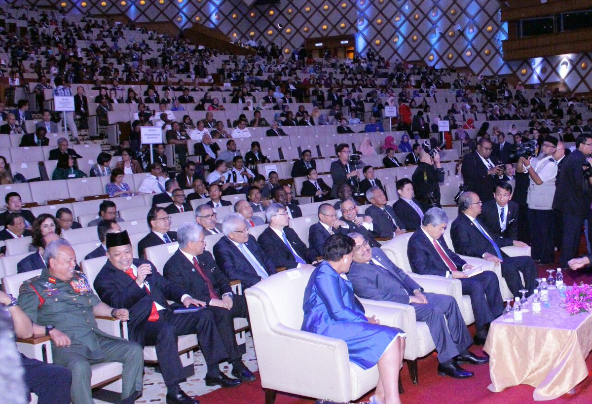 DrZahidHamidi's tweet photo. Perasmian Penutup #ICBOS & Lawatan Booth Pameran di PICC Putrajaya. @KDNPUTRAJAYA @MoheOfficial @idrisjusoh #AZH https://t.co/sqqqRAOoJ5