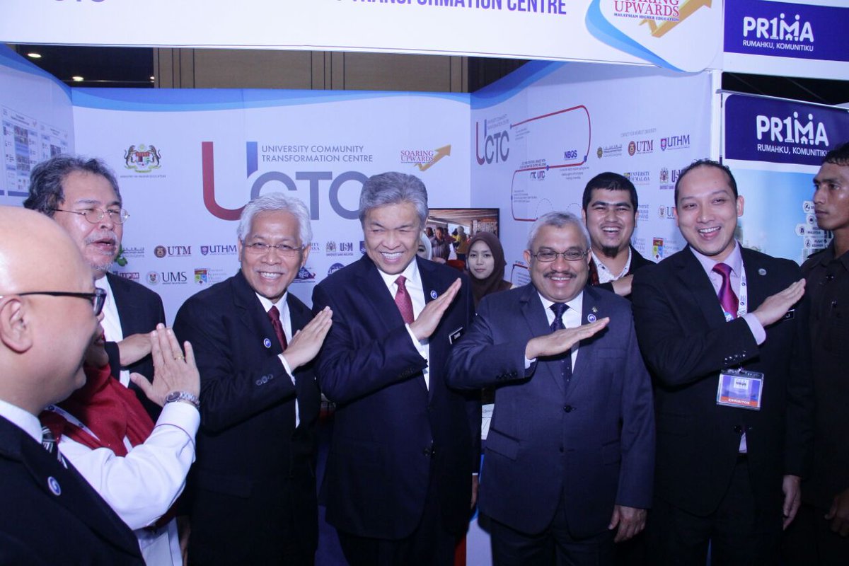 DrZahidHamidi's tweet photo. Perasmian Penutup #ICBOS & Lawatan Booth Pameran di PICC Putrajaya. @KDNPUTRAJAYA @MoheOfficial @idrisjusoh #AZH https://t.co/sqqqRAOoJ5