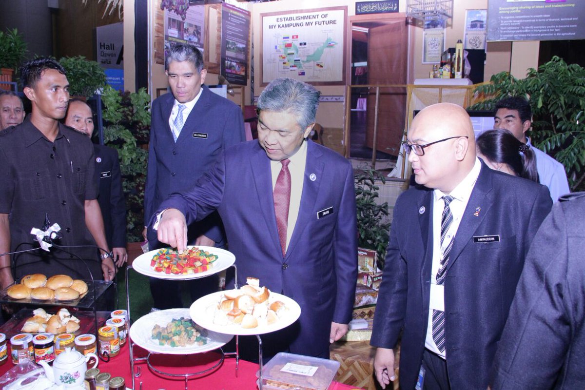 DrZahidHamidi's tweet photo. Perasmian Penutup #ICBOS & Lawatan Booth Pameran di PICC Putrajaya. @KDNPUTRAJAYA @MoheOfficial @idrisjusoh #AZH https://t.co/sqqqRAOoJ5