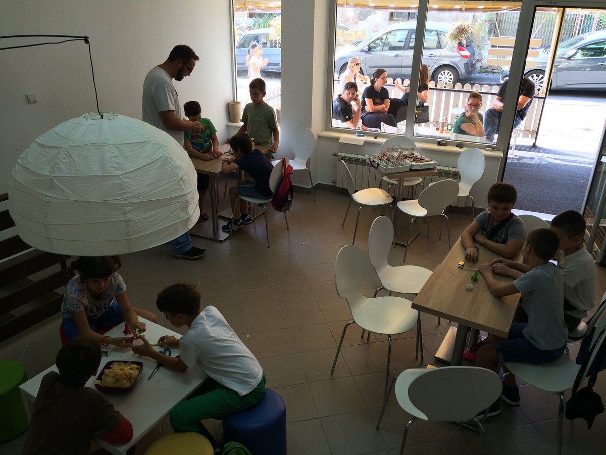 KlikerCentar's tweet photo. Radionica robotike Ekspedicija na Mars @Polyhedra3D #mBot #programiranjezadecu #robotika @Makeblock https://t.co/HxS9SsR8NH