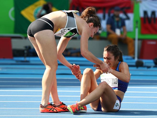 Corriere's tweet photo. Il più bel gesto dei Giochi: l’atleta cade, l’avversaria l’aiuta a rialzarsi Video| Foto https://t.co/E3ITijyjgz https://t.co/Xf04FVatGg