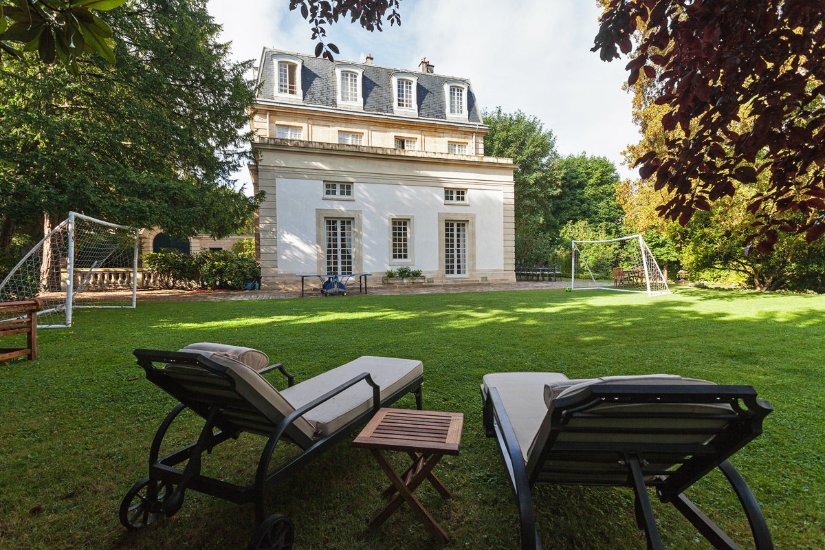 Revedechateaux's tweet photo. Un magnifique hôtel particulier pour vos vacances d'été. https://t.co/hQooVI27fi https://t.co/tgrKmzWDXw