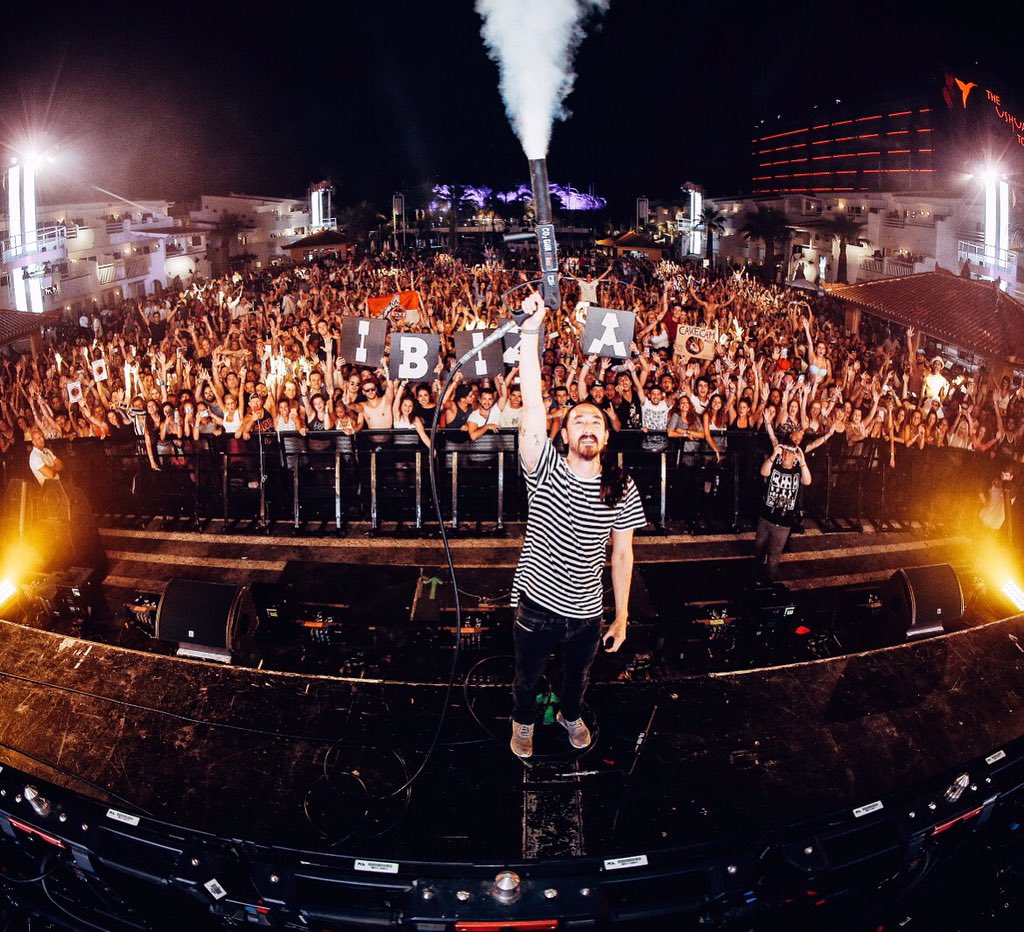 Packed house @ushuaiaibiza for the #neonfuture show! 🙌🙌🙌👯👯👯 https://t.co/Ntz5fntKtG