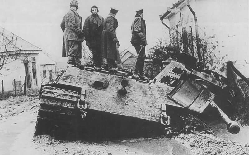 Heisenberg Ausf B Pa Twitter Wwii独画像振り返り 1945年3月16日 春の目覚め作戦 ドイツが限界点に達するとソ連は反撃を開始 ブダペスト西部からウィーン攻勢を開始する ソ連の進撃を受け装甲部隊は包囲される危機に直面 だがヒトラーはなおも前進せよと命令