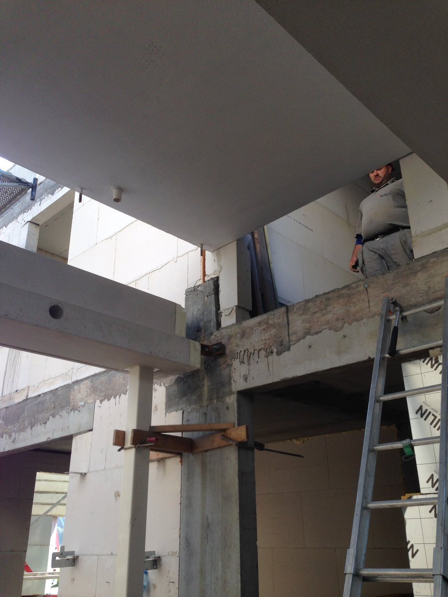 SPuyvelde's tweet photo. Oef de verbinding tussen de gebouwen is gerealiseerd. Proficiat 👏🏻 aan de ploeg @Durabrik. Huzarenstuk 🙂🙃 https://t.co/R661ytxNfg