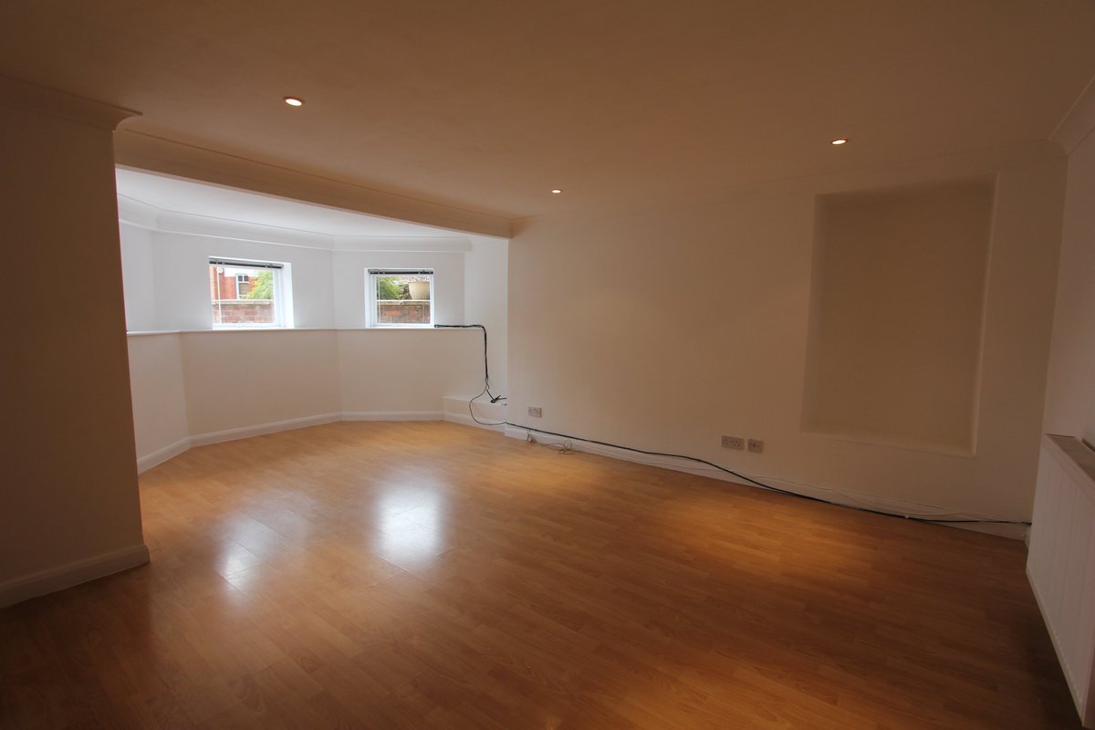 KeatsN10's tweet photo. £325 PW - Large 2 bedroom flat on the lower ground floor of a converted Edwardian villa in N4 / Avail Now! https://t.co/IIpS3yFfvd
