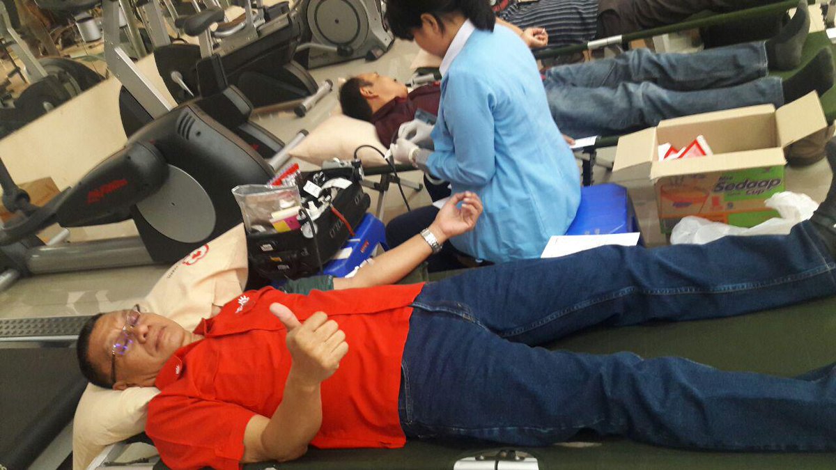 Funtastic5_ED's tweet photo. Donor darah @parwi66 @_funtastic5_ #TelkomFuntastic5 #EDTREG5 #teamwork https://t.co/uAyVucuLgu