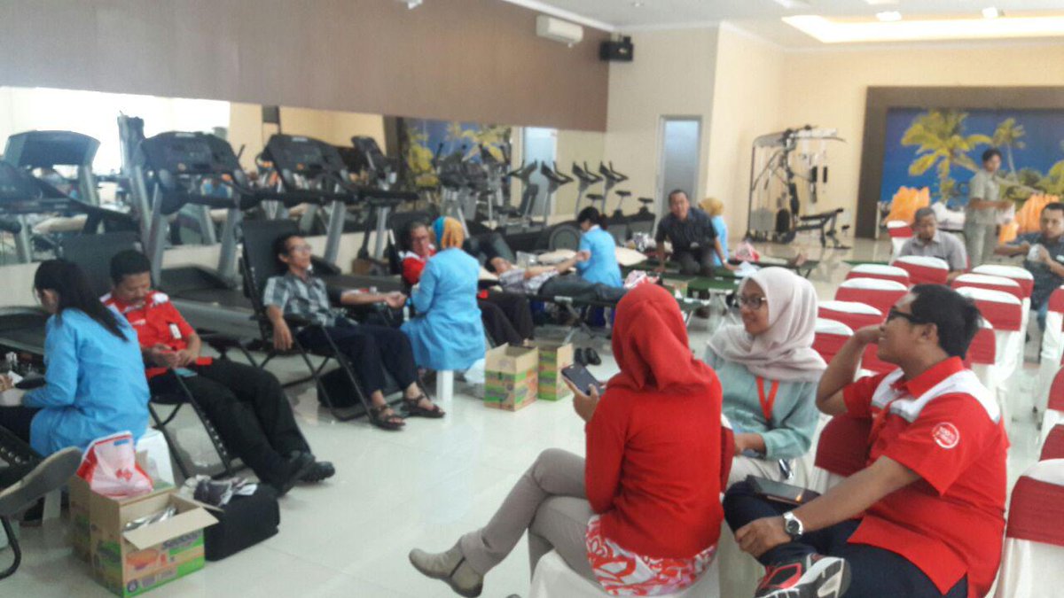 Funtastic5_ED's tweet photo. antri donor darah @parwi66 @_funtastic5_ #TelkomFuntastic5 #EDTREG5 #teamwork https://t.co/vpTjwgRpHK