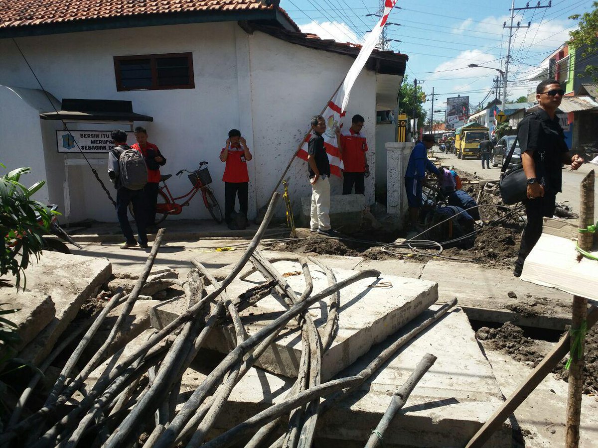 Funtastic5_ED's tweet photo. scrap kabel tembaga @parwi66 @_funtastic5_ #TelkomFuntastic5 #EDTREG5 #teamwork #migrasi https://t.co/Q2fRVNv12H