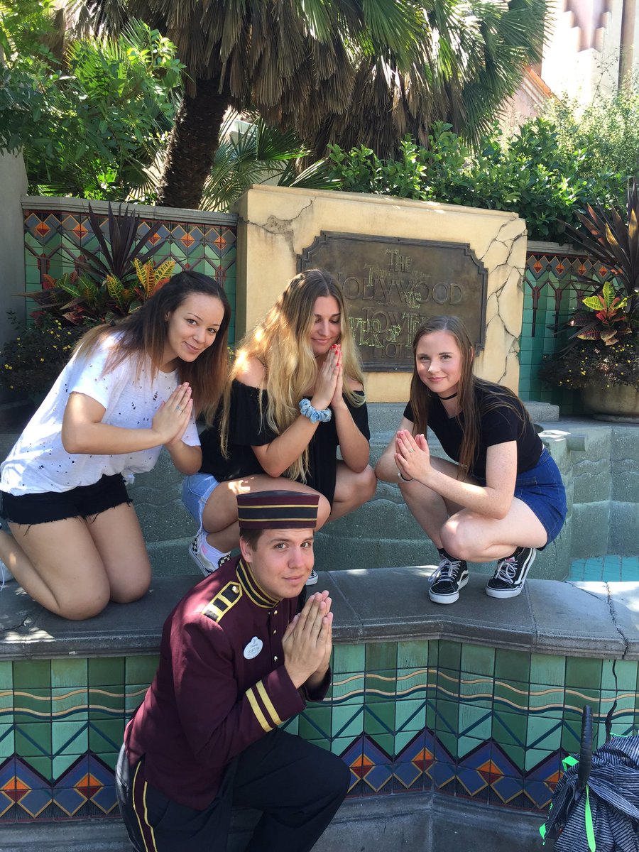 5SOS_gotcakes's tweet photo. WE WERE JUST IN DISNEYLAND 2 DAYS AGO WE MISSED LUKE BY 2 DAYS UR KIDDING https://t.co/o8JxY0n6by