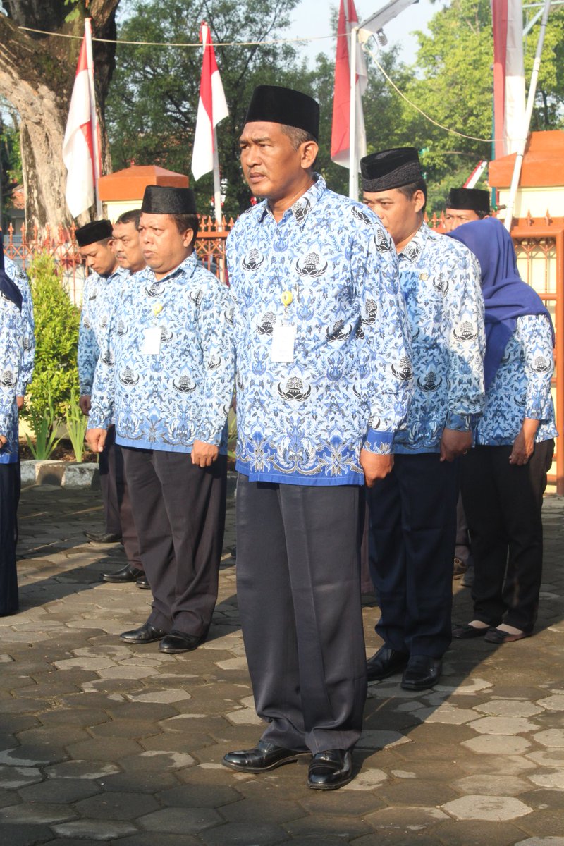 Upacara memperingati Dirgahayu ke-71 Kemerdekaan RI. #RI71 
<a href="/pakjunaedi/">Junaedi</a> @humaspemalang <a href="/ganjarpranowo/">Ganjar Pranowo</a>