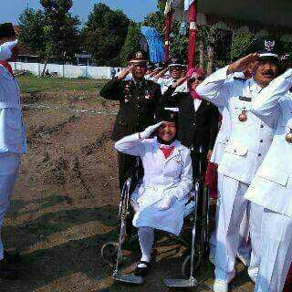 MonDoraemon17's tweet photo. Luar biasa SILVI paskibra mojowarno yg mnjadi korban kecelakaan hadiri Upacara #RI71 @jokowi @Info_Jombang #semangat https://t.co/QJrmTifFDw