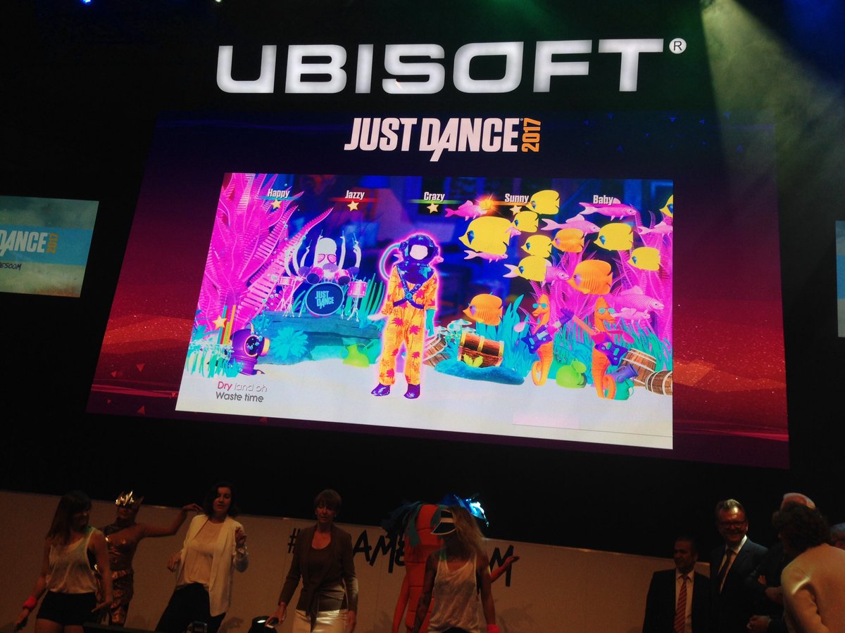 Tanzeinlage bei der ersten Station des Rundgangs auf der gamescom - aber wo sind die Männer auf der Bühne?