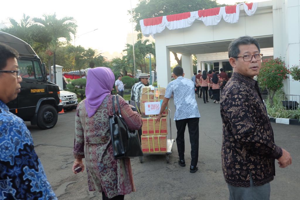 #RI71 | Owner <a href="/DanditoRestoran/">Dandito Restaurant</a>, Rudy Setiawan, mengawal langsung pengiriman kepiting itu ke istana Presiden RI tsb