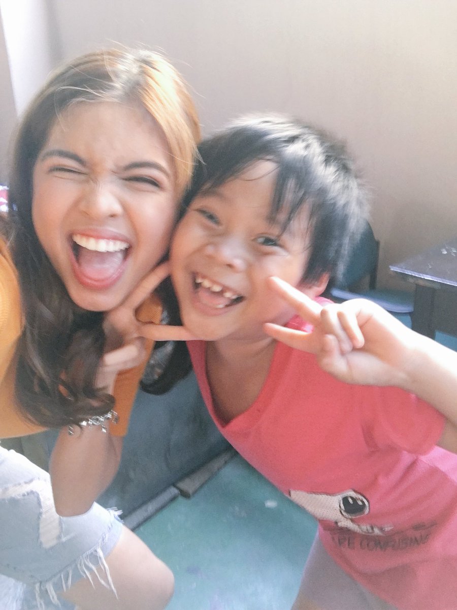 mainedcm's tweet photo. This kid came up to me and asked for a photo.. pero wala siyang camera so sabi ko sa akin nalang. Ayan na! 😜 https://t.co/uuMNMKKsB0