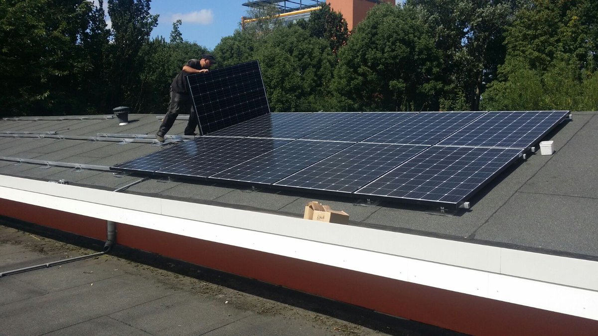 Installatie 100 zonnepanelen op basisschool 't Anker begonnen! zonschool.nl/nieuws/ #Soesterkwartier #zonopschool