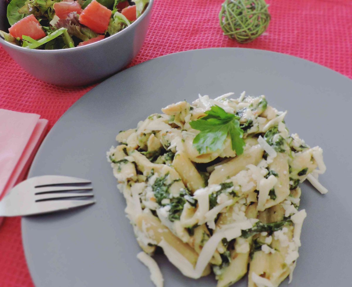 HealthFactoryAE's tweet image. Try our two cheese penne #chicken and #spinach #pasta with a citrusy #pomegranate #salad 👌🏻#Buonappetito! #yummy