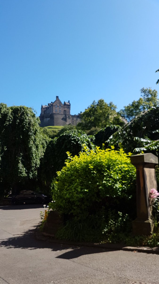 weefelix's tweet photo. Edinburgh is beautiful on days like today #viewforlunch https://t.co/bL2ZcjWJ3I