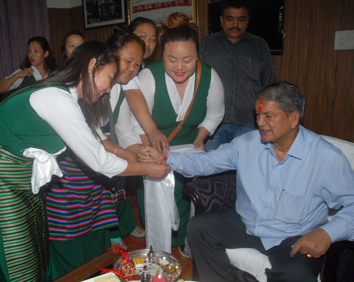 harishrawatcmuk's tweet photo. तिब्बती समुदाय की महिलाओं ने मुख्यमंत्री आवास पर पहुँचकर राखी बाँधी https://t.co/NjuEvAsCfg