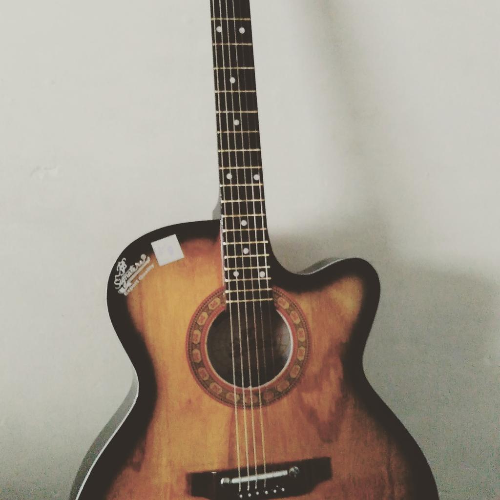 imAmanBen's tweet photo. THIS IS MA GUITAR! :) :) #guitars #follome #aaronb https://t.co/OqJxz55KdD