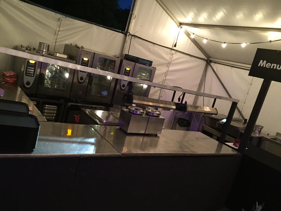 ElstarCatering's tweet photo. De opbouw voor @Ballonevent zo goed als klaar! Catering op het VIP terras en publieksveld! Doen we gewoon. https://t.co/7zUXuAhIxD