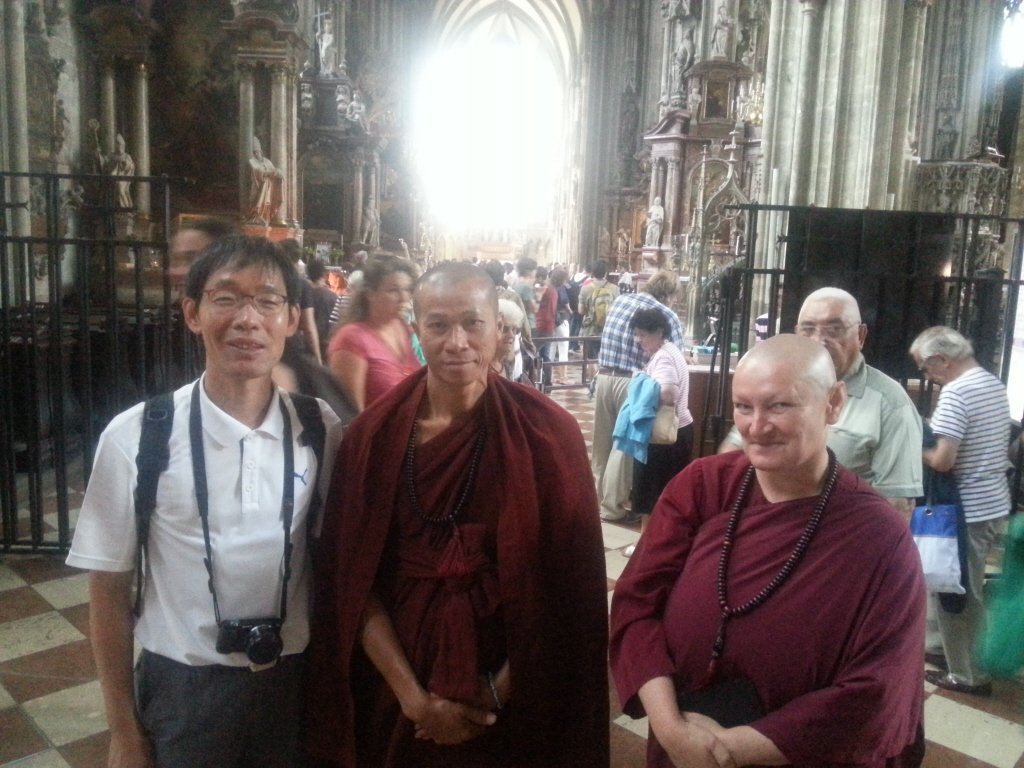 komunhy's tweet photo. With Brigitte Schrotenbacher, Wat Prayong Gittivanaram in Stephensdom in Wien https://t.co/XDKhaEnuHQ