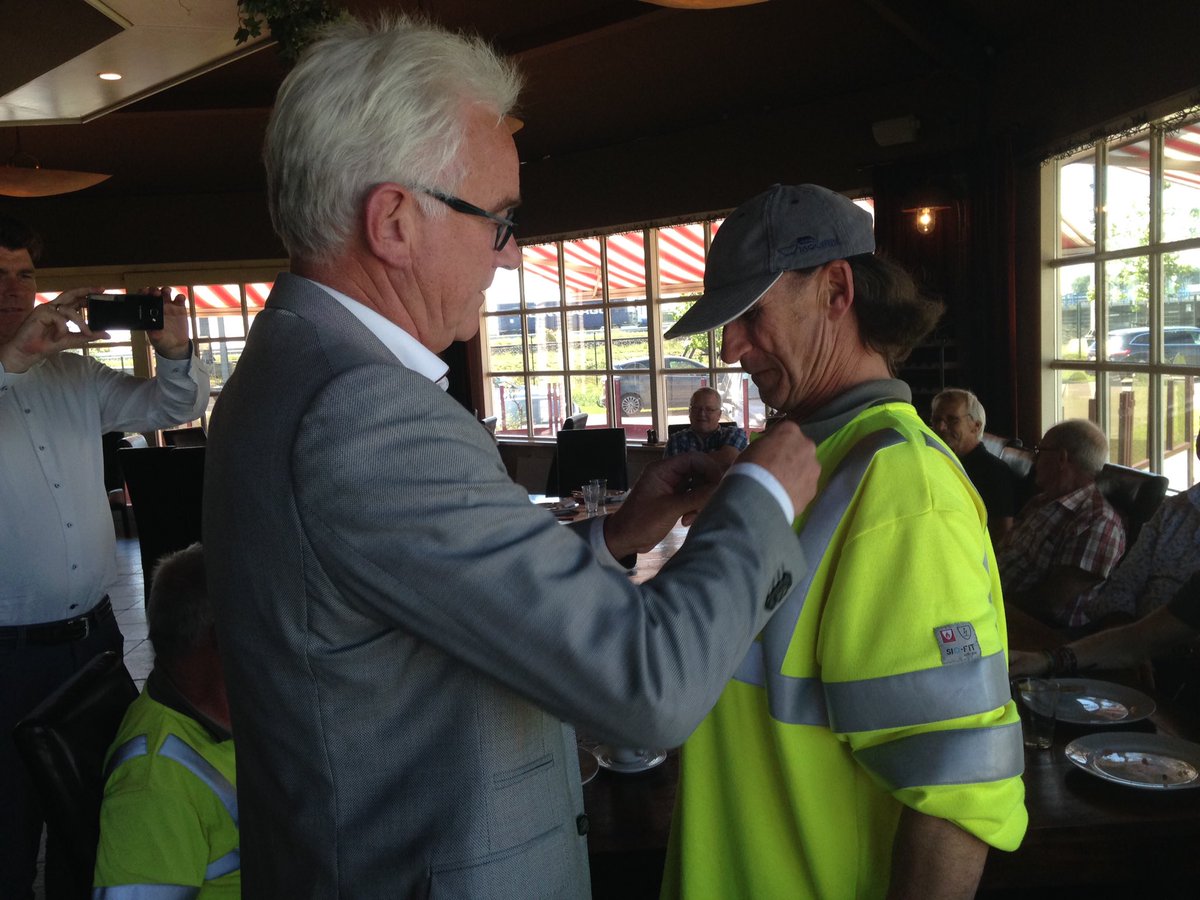 Robvhaarlem's tweet photo. Peter Koenhein 40 jaar in dienst bij @MourikHolding  gefeliciteerd!! #mourik https://t.co/5QKgrJf7w0