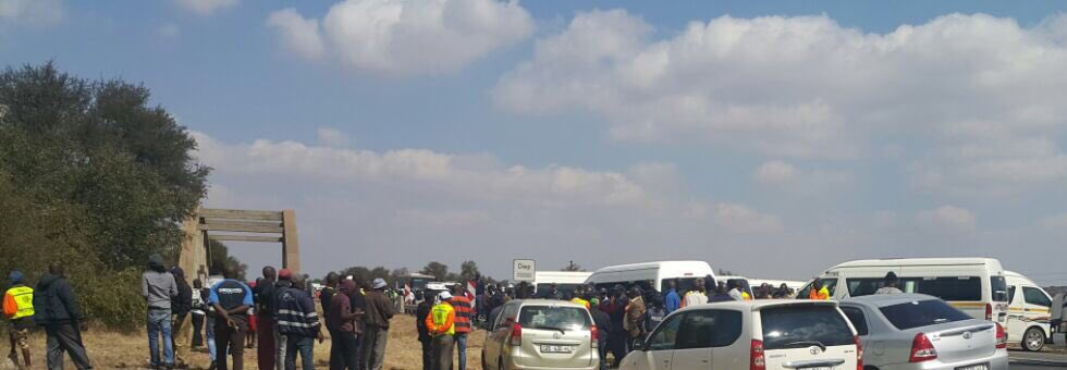 SAPoliceService's tweet photo. #sapsLIM Motorists are advised to AVOID the N1 at #Solomondale area & use alternative routes. ME https://t.co/h0EsDiru6l
