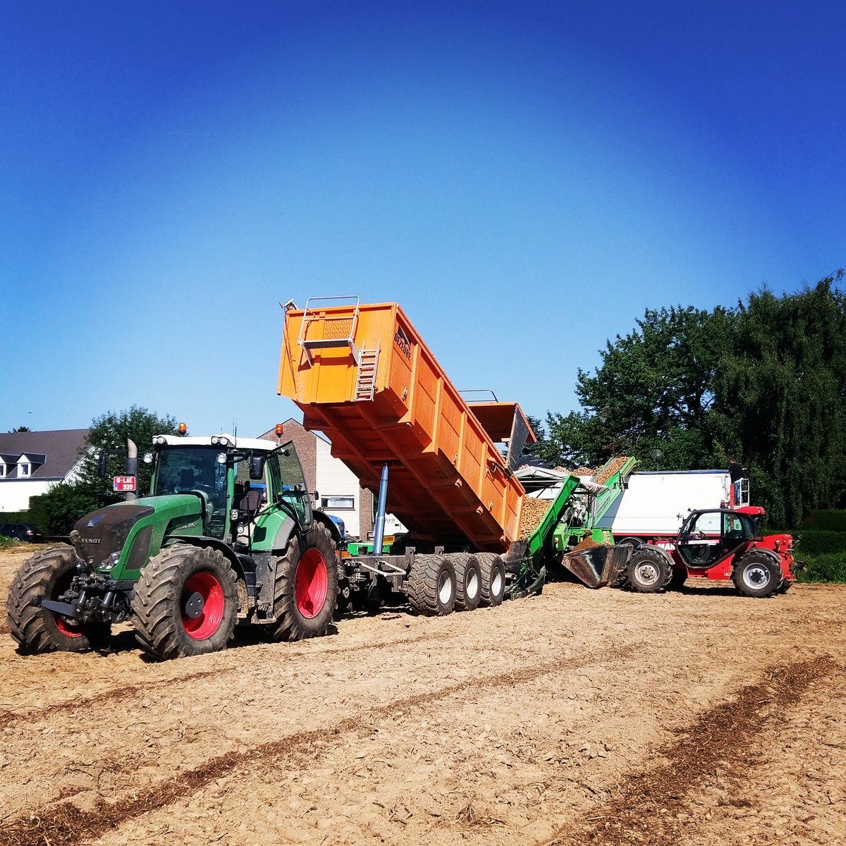 Rooien met @AVRbvba, afvoeren met #Dezeure en @Fendt_nl, De vrachtwagen op met @MiedemaXp!