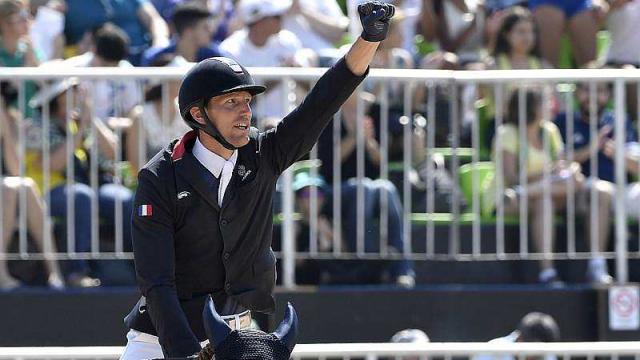 AFEquine's tweet photo. #equitation JO 2016. Equitation - Saut d'obstacles : l'équipe de France en or https://t.co/xrmzzNmtux https://t.co/uVOjS8pyHo
