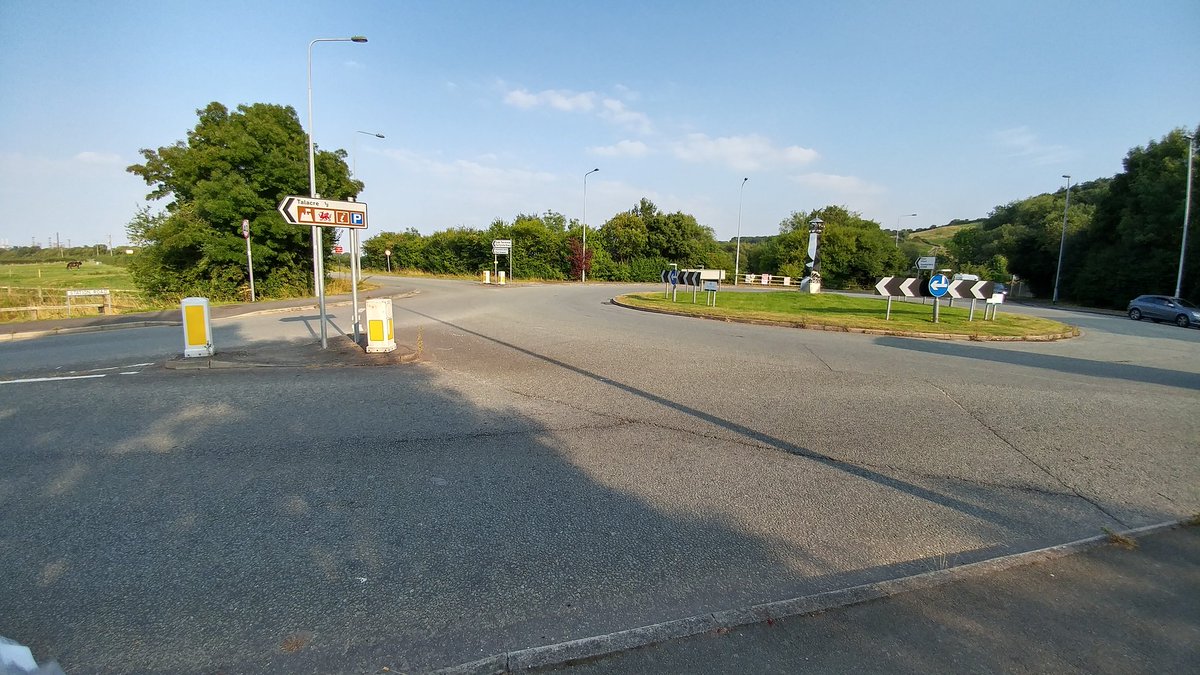 Paddywad121's tweet photo. Lawr y lon yma cychwynais y daith i newid gyrfa. Down this road I started my journey to changing career #AriAr #C2C https://t.co/P1rGfw8fDa