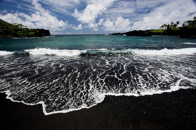 ExplainTheWorld's tweet photo. Punalu'u Beach, Hawaii.
Hawaii's Black Sand Beach Gets Its Color Of Sand Due To Lava Bursts As It Reaches The Ocean. https://t.co/R3GsFR7z3n