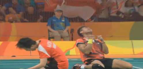 Terima kasih <a href="/TontowiAhmad/">Tontowi Ahmad</a> &amp; <a href="/LN_909/">Liliyana Natsir</a> atas kado terindah yang kalian berikan untuk INDONESIA! #OwiButetJuaraIndonesia