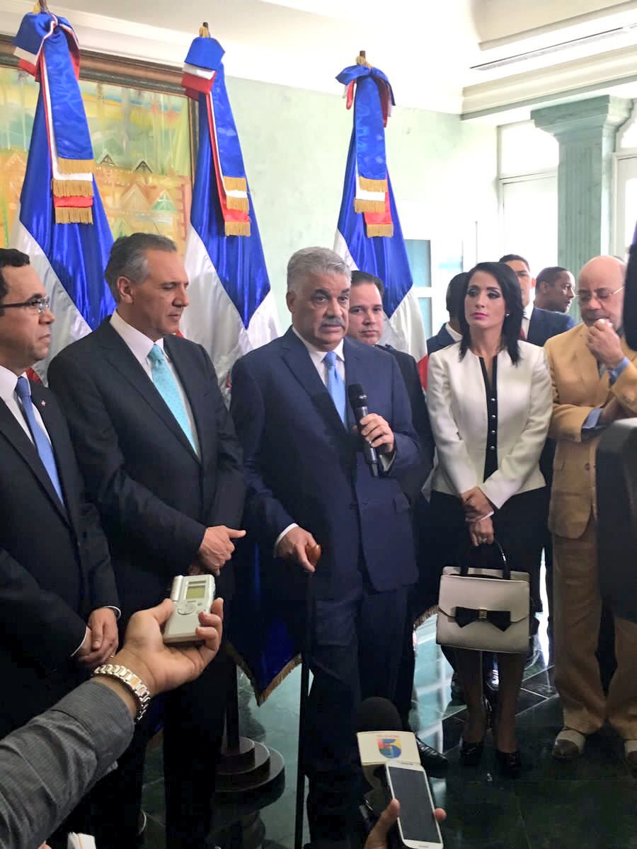 GriselSanchez4's tweet photo. #NuevoCancillerMiguelVargas
El Ing. @MiguelVargasM  es juramentado hoy. @MIREXRD 
@JoseRPeraltaF @andresnavarrog 🇩🇴👬 https://t.co/Eqlwrg805L