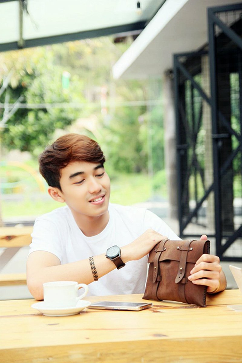 Hey guys bagi kalian yang suka bawa banyak barang cocok nih , handbag vintage dari ALRA LEATHER. Show your style