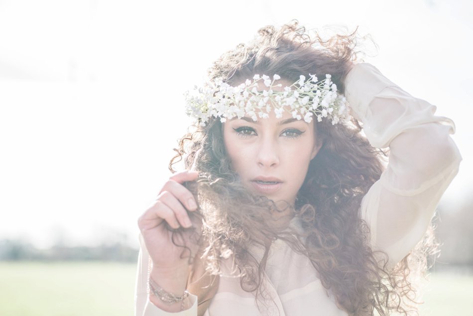 The Harriet Ivory Gypsophila Headband.tinyurl.com/zeawaj4 Photography by <a href="/BohoTweet/">Boho Lane</a> #wedding #hair #bride #boho