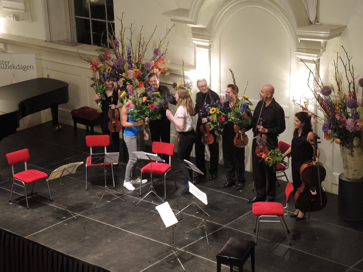 Bloemen na afloop voor <a href="/DanaZemtsov/">Dana ZEMTSOV</a>, Orfeo Mandozzi, Alexander Pavlovsky en leden @CuartetoQuiroga