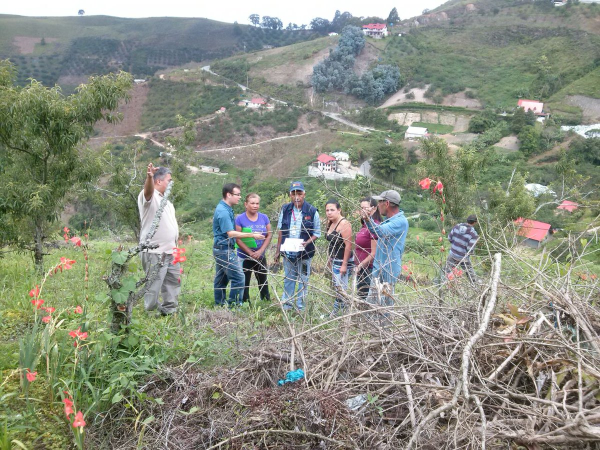 DP_Miranda's tweet photo. #Gestion. Defensores Públicos brindaron orientación legal a los trabajadores del campo.  #Miranda - El Jarillo. https://t.co/REIFvAQmcB