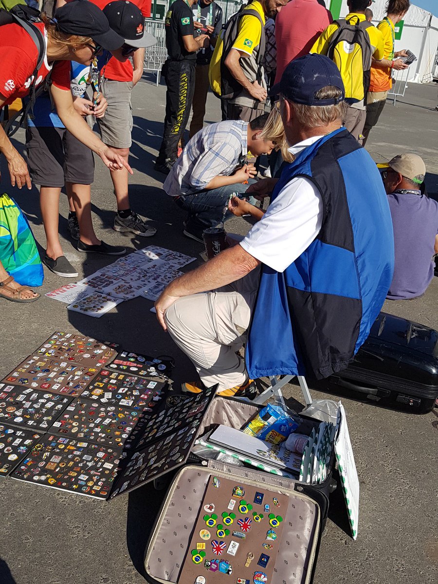 SportBusiness_C's tweet photo. #Rio2016 Les #JeuxOlympiques c'est aussi la foire aux pin's. Troc et vente à la sortie du #MainPressCenter https://t.co/YnOxjTNfuK