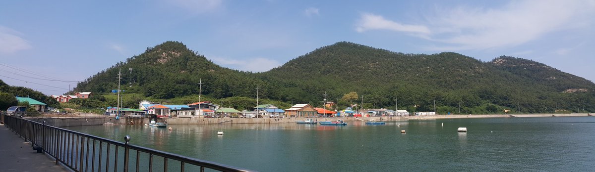 meehyun2's tweet photo. 선유도 몽돌해수욕장 마을전경~ https://t.co/7NpGOWmWbm