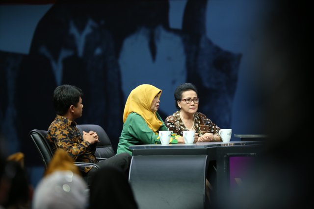 MataNajwa's tweet photo. “Untuk makan saja kita susah, karena kita gak punya apa-apa,” Tati Sawitri, putri dari Wikana. #MataNajwa https://t.co/htK9Idqcxt