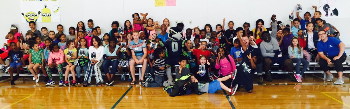 LakewoodBGC's tweet photo. #gohawks #iamlakewood #bgcsps #boost6teen #lakewoodlegends  @Seahawks https://t.co/8He8b81XuI