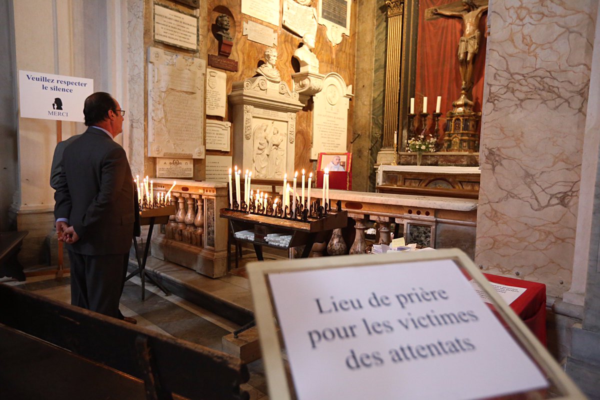 Le pape François rencontre le président français Hollande (Vidéo) CqEX5XZWAAArgHP