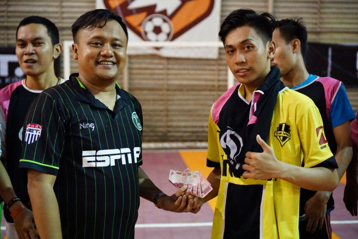 ESPNFC_ID's tweet photo. Selain hadiah juara, ada juga teman-teman kita yang beruntung mendapatkan sepatu kece dari #MainBarengNET https://t.co/9oc73YwksS