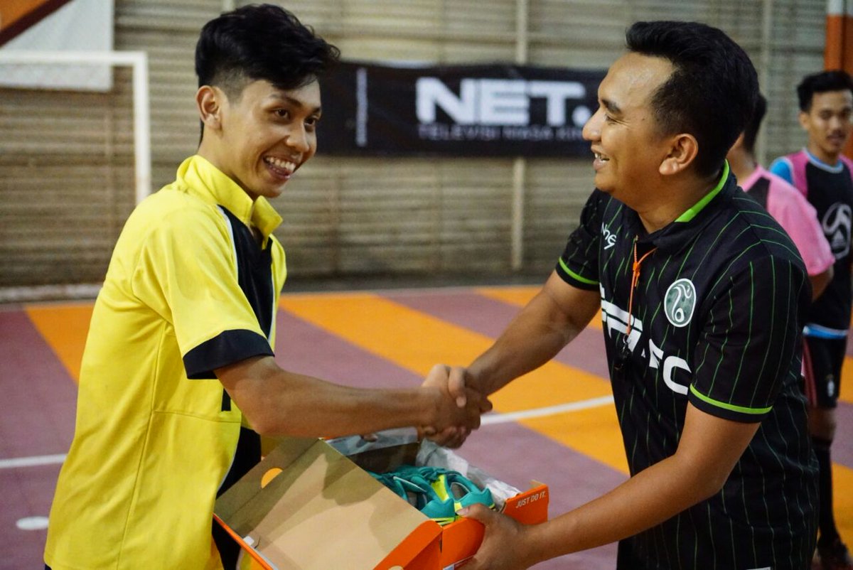 ESPNFC_ID's tweet photo. Selain hadiah juara, ada juga teman-teman kita yang beruntung mendapatkan sepatu kece dari #MainBarengNET https://t.co/9oc73YwksS