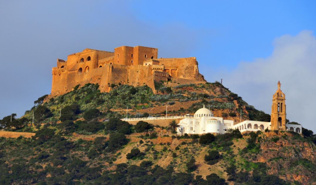 Découvrez #Oran la radieuse, avec <a href="/AirFranceFR/">Air France FR</a> ! 3 fois par semaine, y compris cet automne, au départ de #CDG! #fr