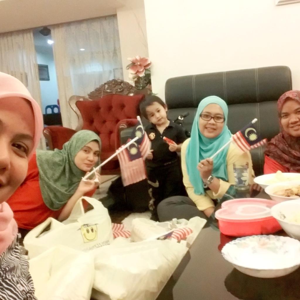EllyRosli's tweet photo. Persiapan utk kempen Jalur Gemilang 19/8/16 ini..jumpa di Laluan Tol Tloh ye 5.30 ptg..@mohdsharkar @ciknurulaslina https://t.co/7QURYhQa6g