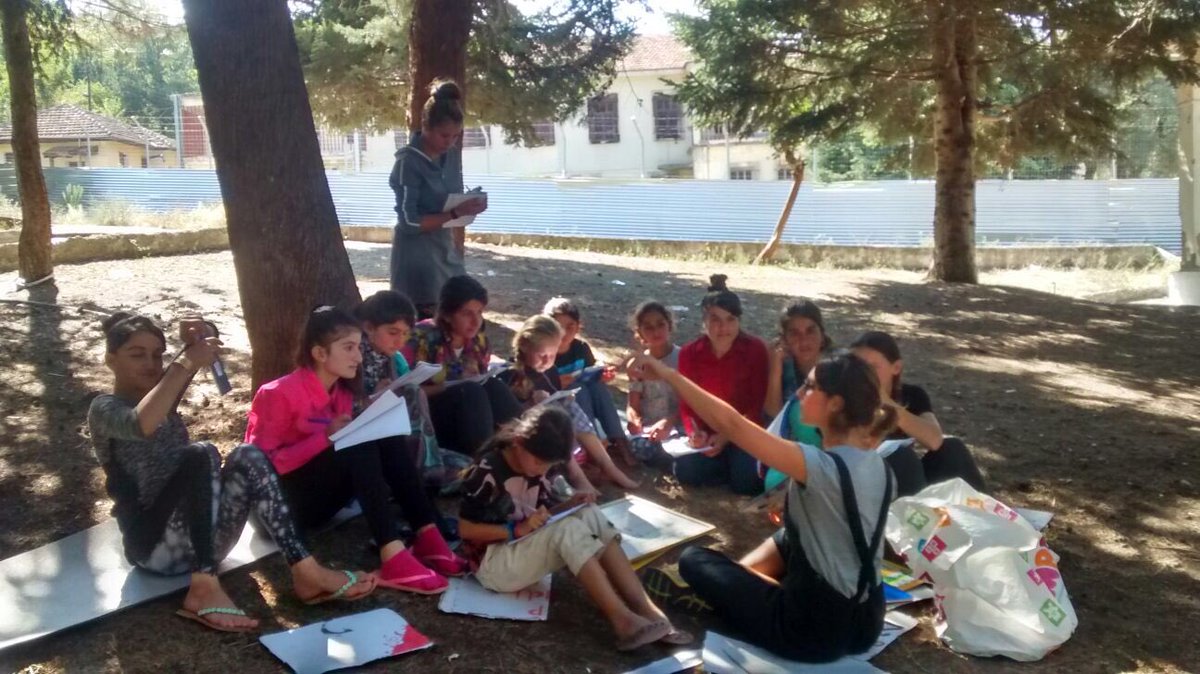 redalert2016's tweet photo. Clases de inglés para niños adolescentes y adultos en el Campo de #Petra con voluntarios de #RedAlertRefugees https://t.co/7yPfIAQUBc